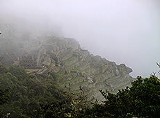 朝もやに煙るペルーの世界遺産マチュピチュ遺跡