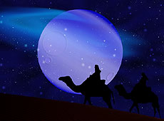 満月の輝く星空と砂漠を歩くラクダのフォトコラージュ