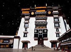星空のCGとチベットの世界遺産ポタラ宮のフォトコラージュ