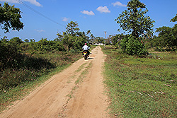 スリランカの田舎道を走るバイク