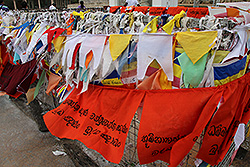 スリランカの世界遺産ルワンウェリ・セヤ大塔の旗