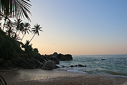 夜明けのスリランカのゴールの海岸