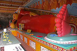 スリランカの世界遺産アヌラダプーラのイスルムニヤ精舎の涅槃像