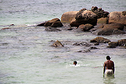 スリランカの世界遺産ゴールの海で泳ぐ地元の人