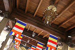 スリランカの世界遺産キャンディの仏歯寺のランプ
