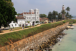 スリランカの世界遺産ゴールの岬に建つ灯台と砦