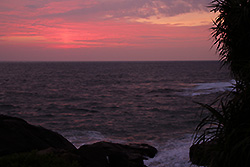 スリランカの世界遺産ゴールの夕暮れに染まる海