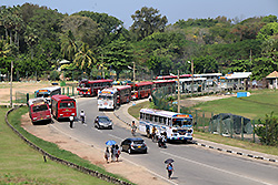 スリランカの世界遺産ゴールの町を走る路線バス