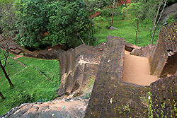 スリランカの世界遺産シーギリヤ・ロックの階段