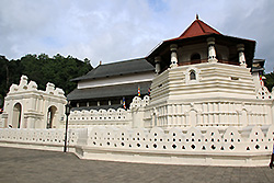 スリランカの世界遺産キャンディの仏歯寺