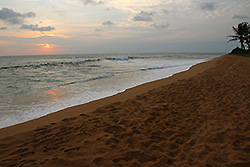 スリランカの世界遺産ゴールの海岸と夕陽