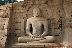 スリランカの世界遺産ポロンナルワ遺跡のガル・ヴィハーラの仏像