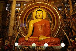 スリランカのコロンボで最大のガンガラーマ寺院の仏像