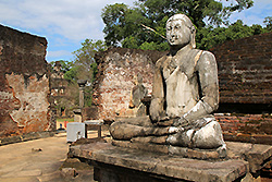 スリランカの世界遺産ポロンナルワ遺跡のワタダーゲの仏像