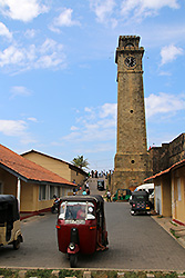 スリランカの世界遺産ゴールの時計塔とトゥクトゥク