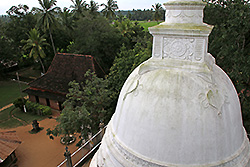 スリランカの世界遺産アヌラーダプラのイスルムニア精舎の仏塔