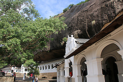 スリランカの世界遺産ダンブッラの石窟寺院と岩山
