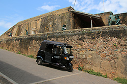 スリランカの世界遺産ゴールの城塞とトゥクトゥク