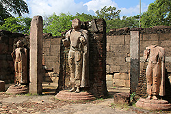 スリランカの世界遺産ポロンナルワ遺跡のハタダーゲの仏像