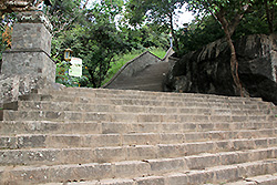 スリランカの世界遺産ダンブッラの仏教石窟寺院の山道