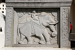 スリランカの世界遺産キャンディの仏歯寺の象のレリーフ