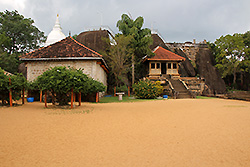 スリランカの世界遺産アヌラーダプラのイスルムニア精舎
