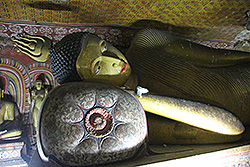 スリランカの世界遺産ダンブッラの石窟寺院の涅槃仏