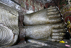 スリランカの世界遺産ダンブッラの石窟寺院の涅槃像の足