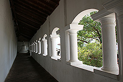 スリランカの世界遺産ダンブッラの石窟寺院の回廊
