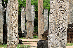 スリランカの世界遺産ポロンナルワ遺跡のアタダーゲの石柱