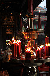 台湾の龍山寺のロウソク