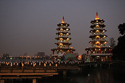 台湾の蓮池潭の龍虎塔の夕暮れ