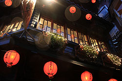 赤提灯の灯る台湾の夕暮れの九フン