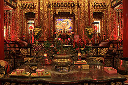 台湾の高雄の慈精宮の祭壇