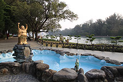 台湾の高雄の澄清湖にある弥勒大仏像
