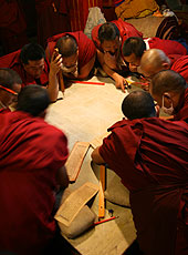 砂マンダラを作成する僧侶達