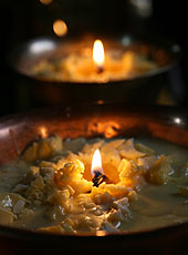 チベットのお寺の中で灯るバターのロウソク