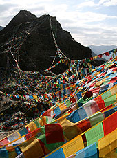 チベット最初の王宮跡ヨンブ・ラカンの山頂にはためくタルチョ