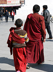 チベットで出会った親子連れの僧侶