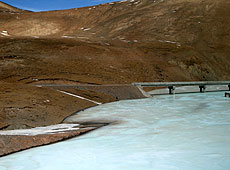チベットの凍る川