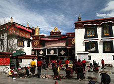 チベットのジョカン前で五体投地する巡礼者