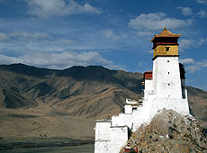 チベットの奥地ツェタンにある最初の王宮跡ヨンブ・ラカン