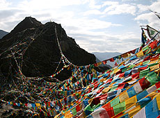 チベット最初の王宮跡ヨンブ・ラカンの山にかかるタルチョ
