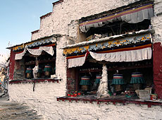 チベット最初の王宮跡ヨンブ・ラカンのマニ車