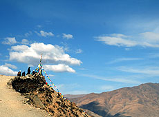 チベットの奥地ツェタンにあるヨンブ・ラカンへの山道