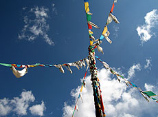 チベットの青空に映えるタルチョ