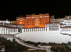 チベットの世界遺産ポタラ宮のライトアップ