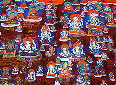 チベットの薬王山の摩崖に描かれた仏