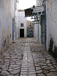 チュニジアの石畳の路地