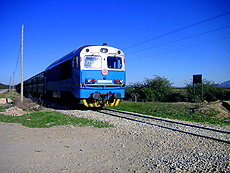 チュニジアの荒野を走行する鉄道列車